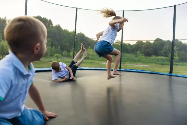 How to choose a trampoline for a child?